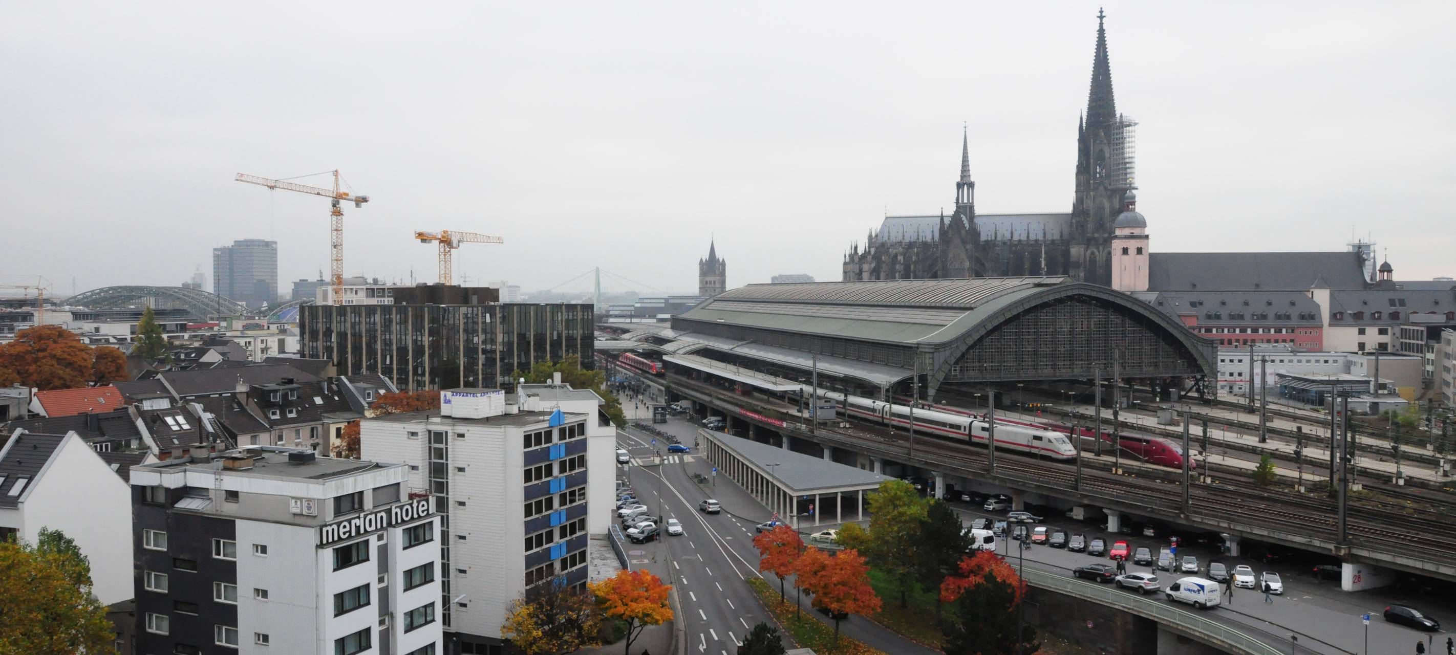Mann unter Bahn eingeklemmt