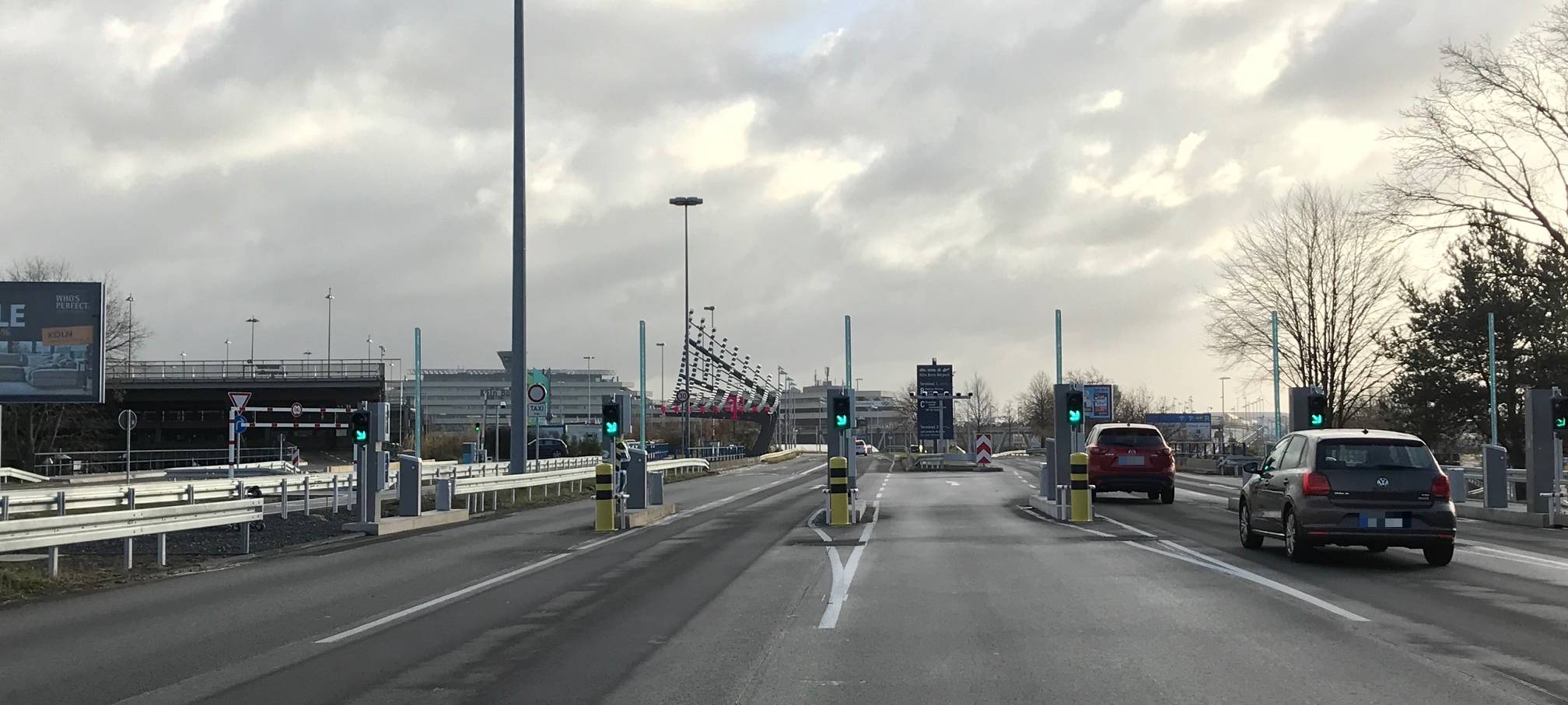 Zahlungssystem führt zu Chaos: ADAC kritisiert Schranken am Flughafen