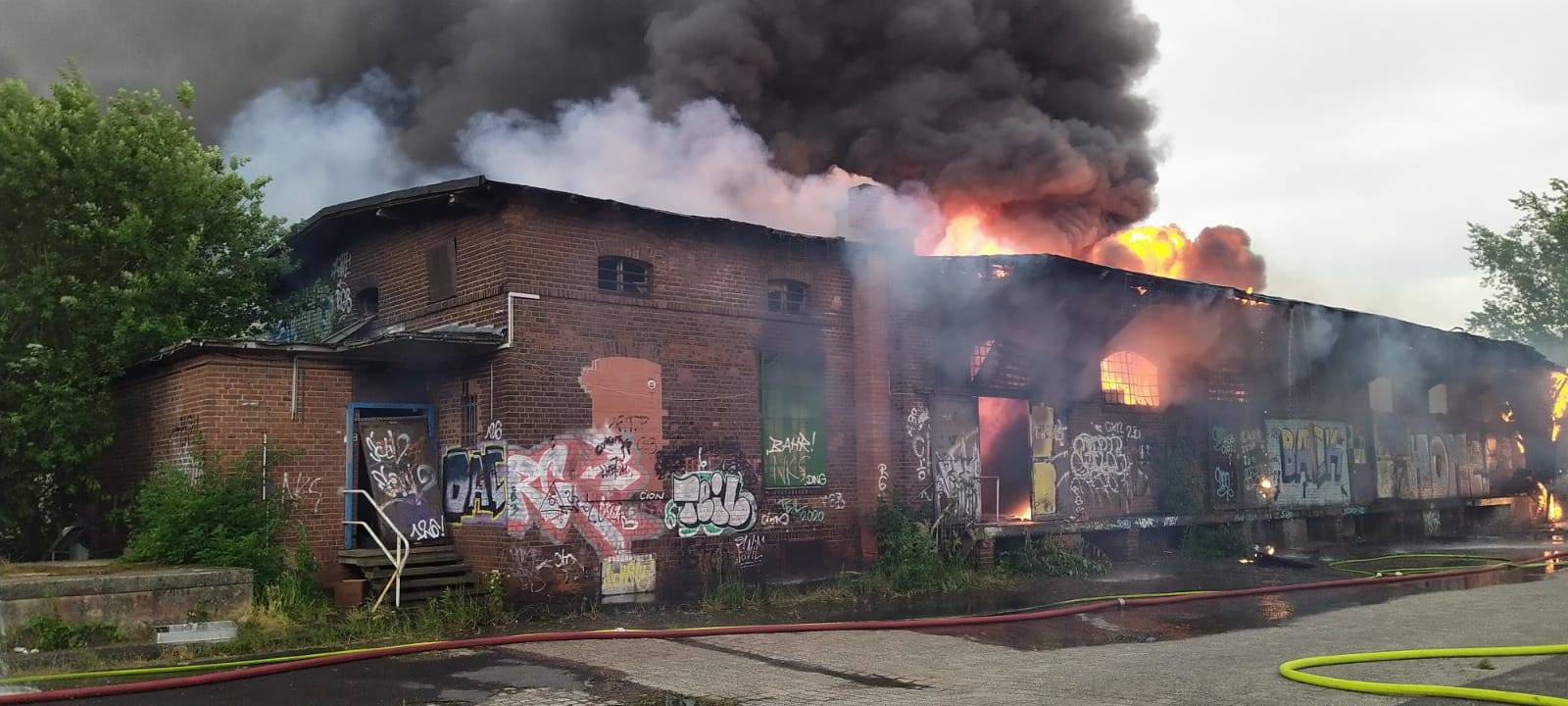 Großbrand auf Betriebsgelände in Porz gelöscht