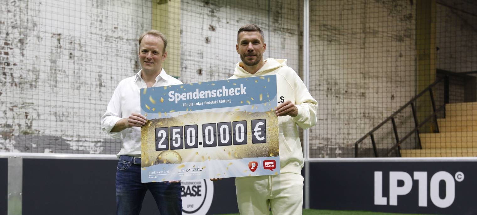 Rewe spendet 250.000 Euro an Podolski-Stiftung