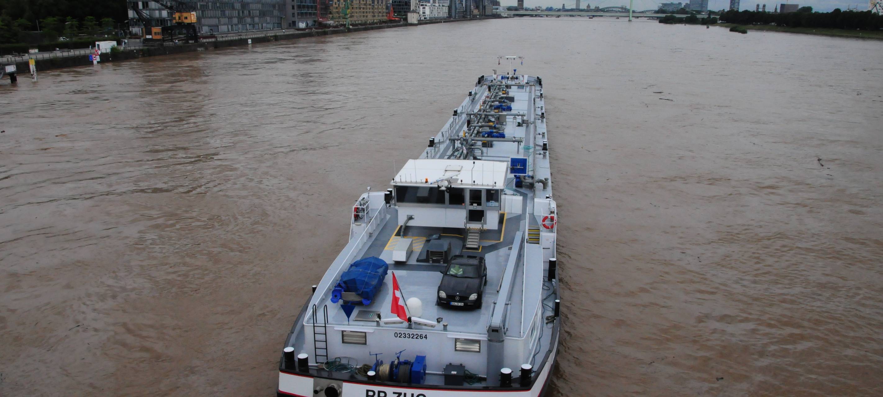 Frachtschiff auf dem Rhein festgefahren