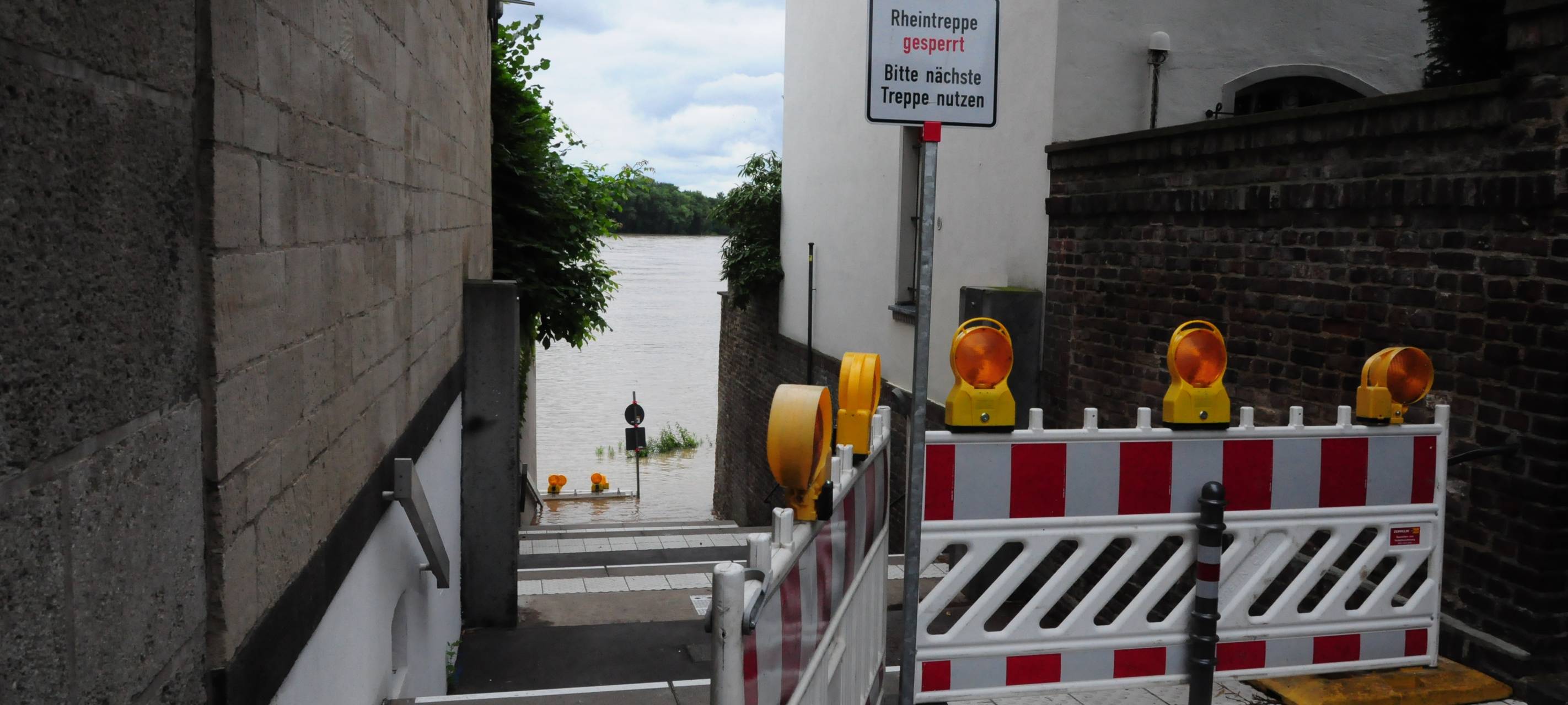 Zwei Menschen sterben in ihren überfluteten Kellern
