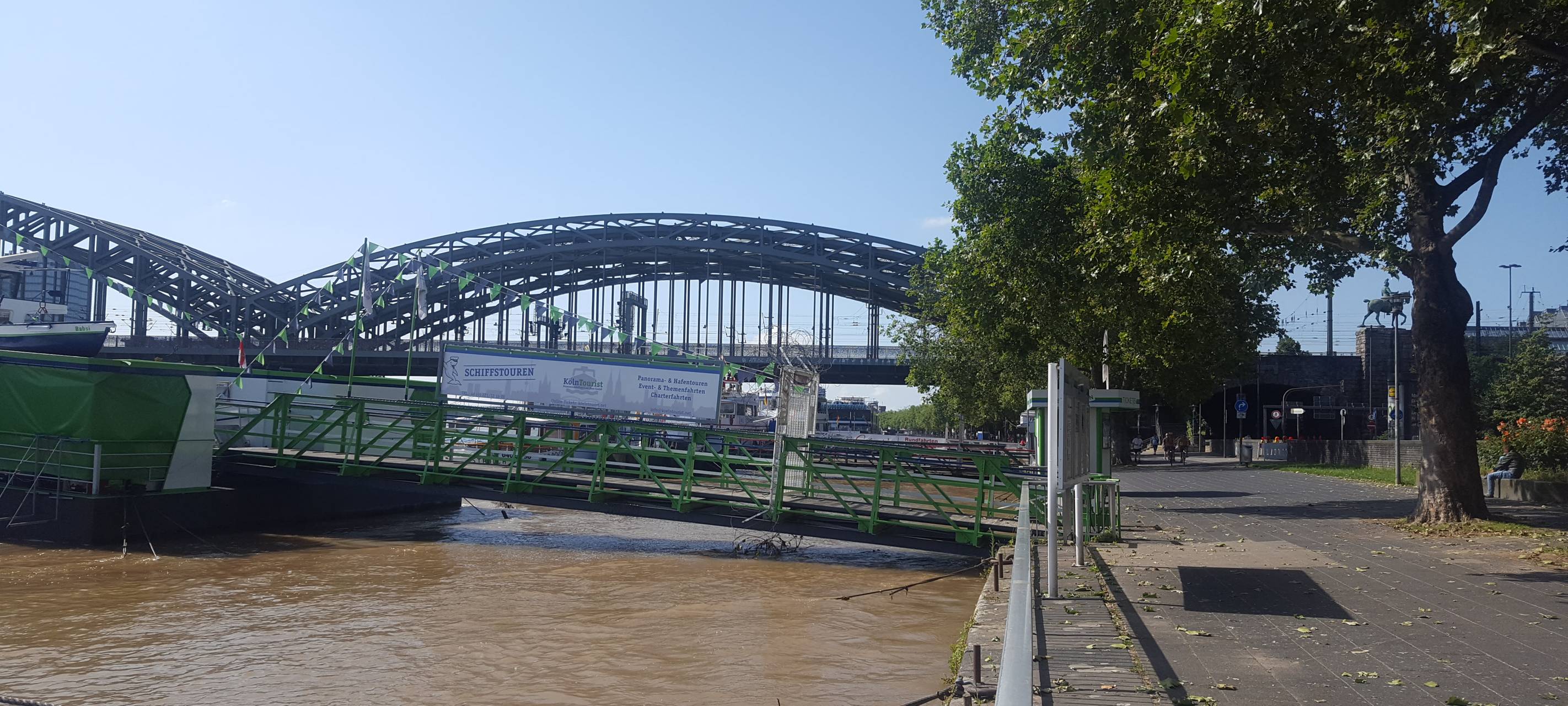 Kölner Rheinpegel sinkt deutlich