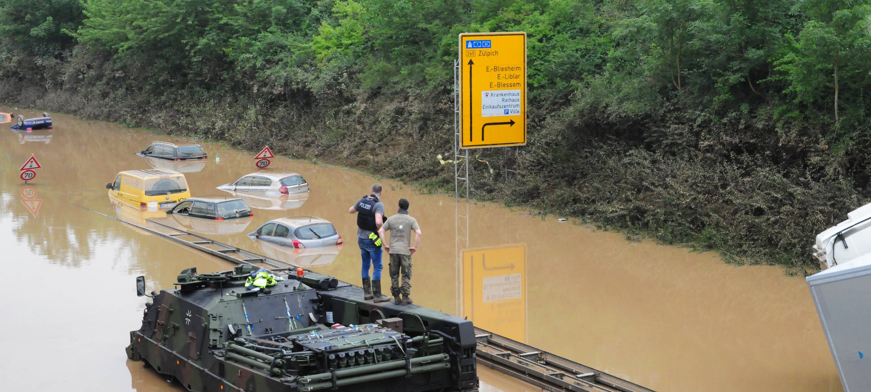 Bundeswehr-Panzer im Einsatz in Erftstadt