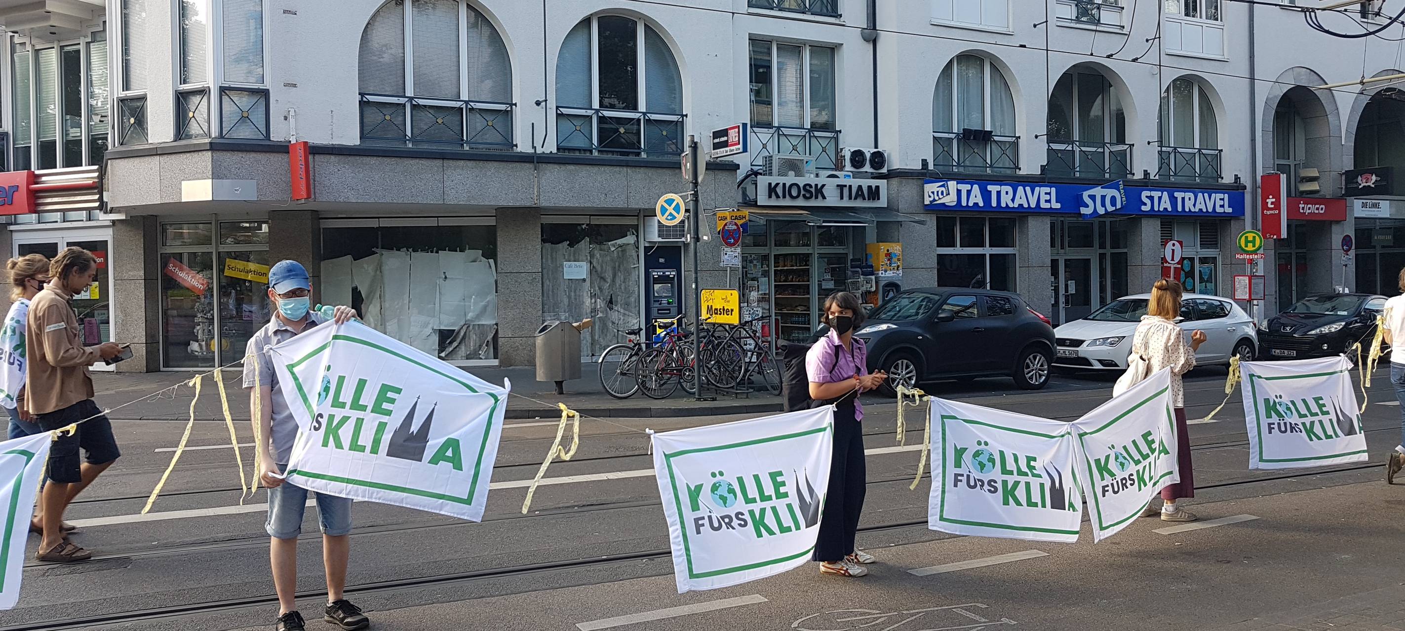Menschenkette zieht durch Köln