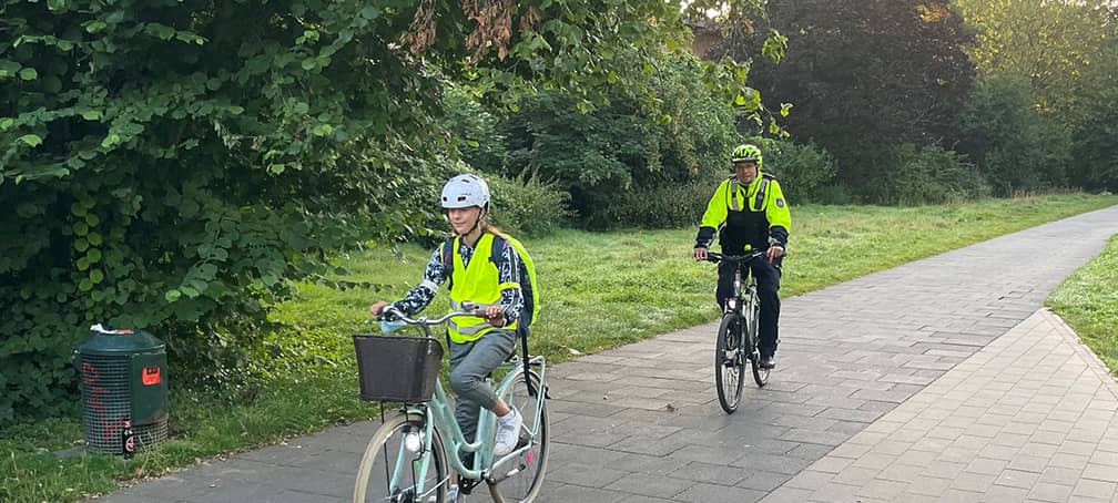 Auf dem Fahrrad: Polizei begleitet Kinder zur Schule