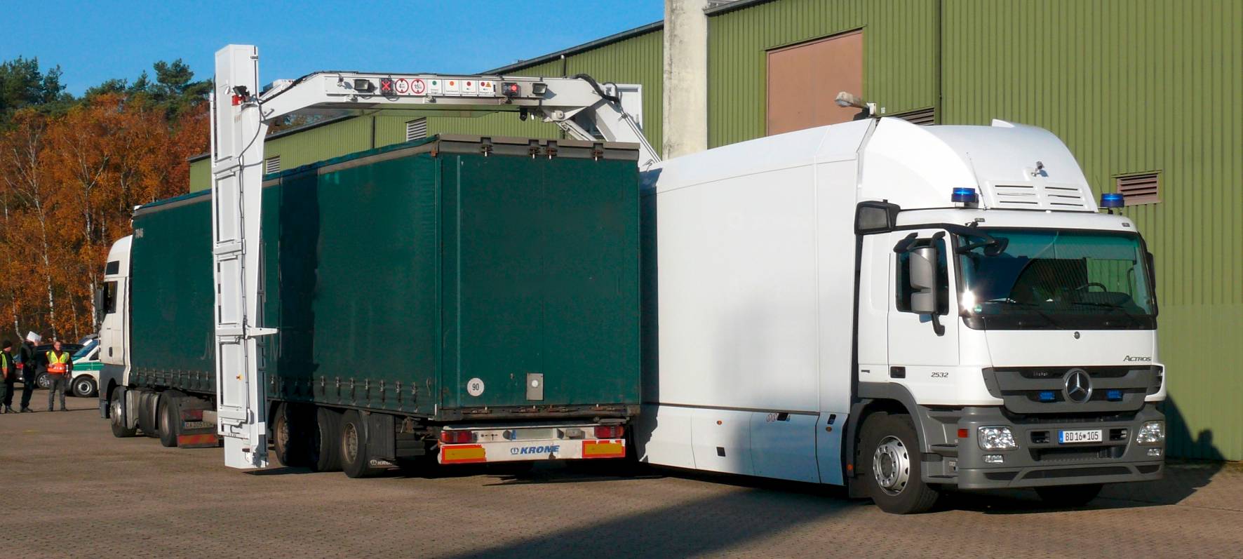 Zoll entdeckt Schmuggelware in LKW durch Röntgenanlage