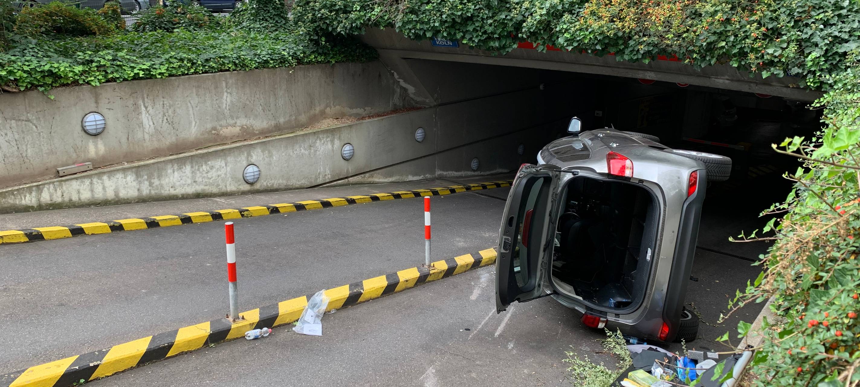 Schaafenstraße: Auto in Tiefgaragenzufahrt umgekippt