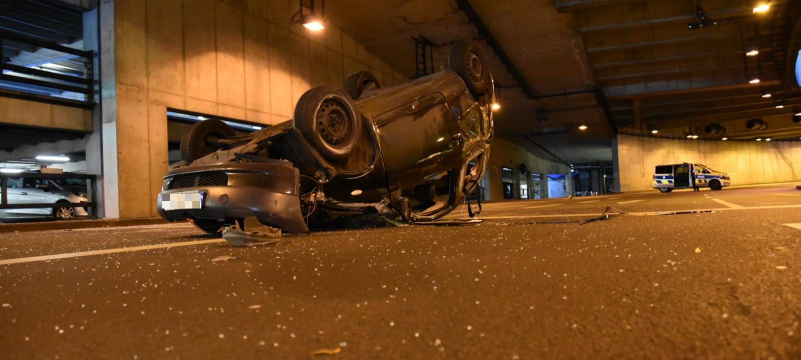 Fahrzeug überschlägt sich im Tunnel