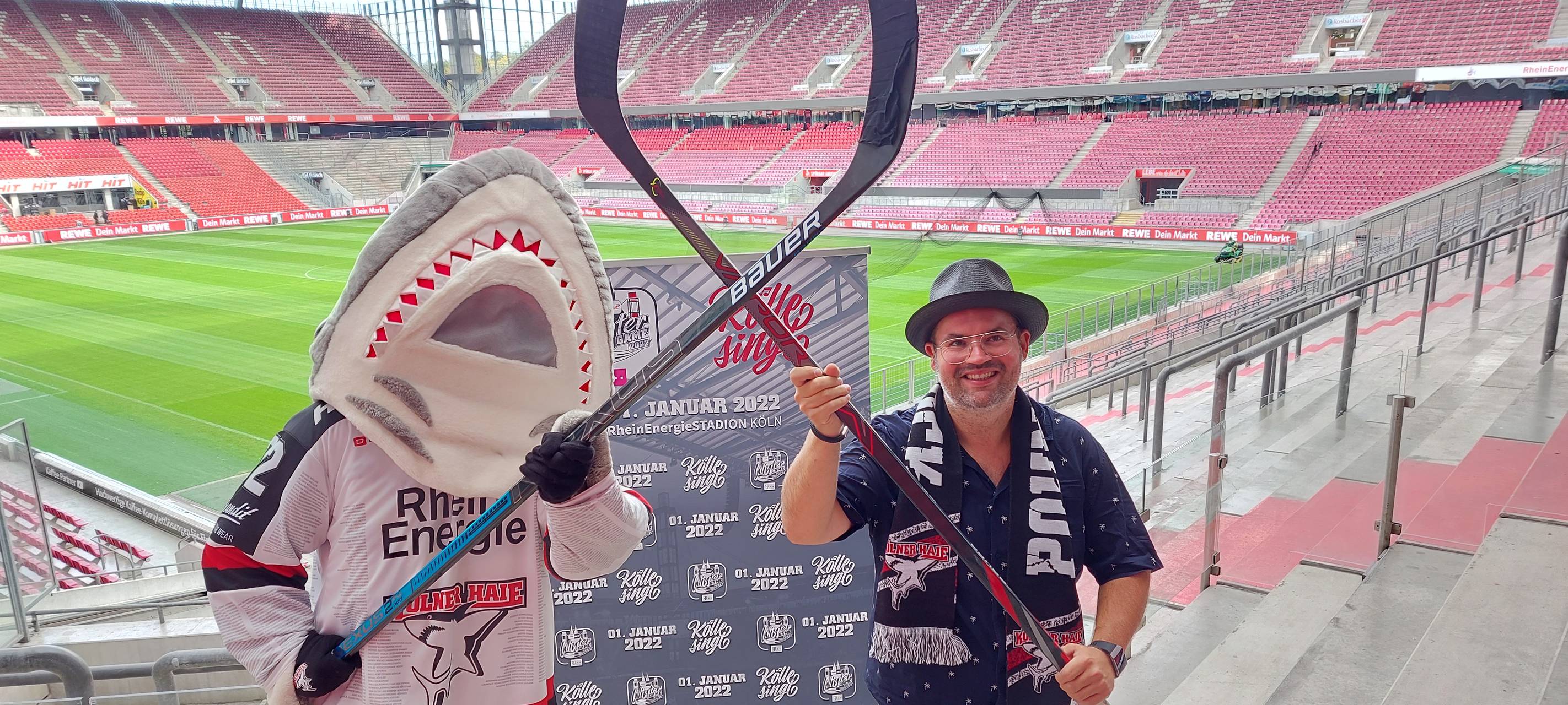 Björn Heuser eröffnet Ligaspiel mit kölschen Liedern
