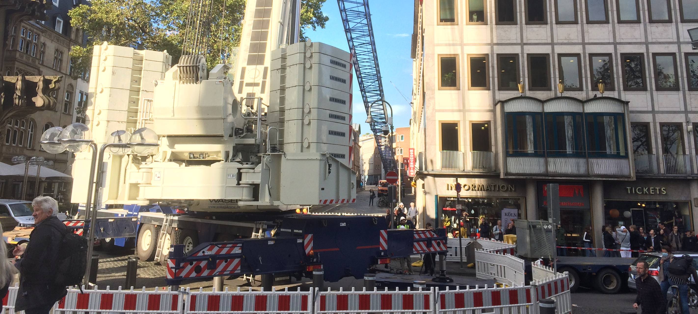 Dombaumeister freut sich über Gerüstabbau