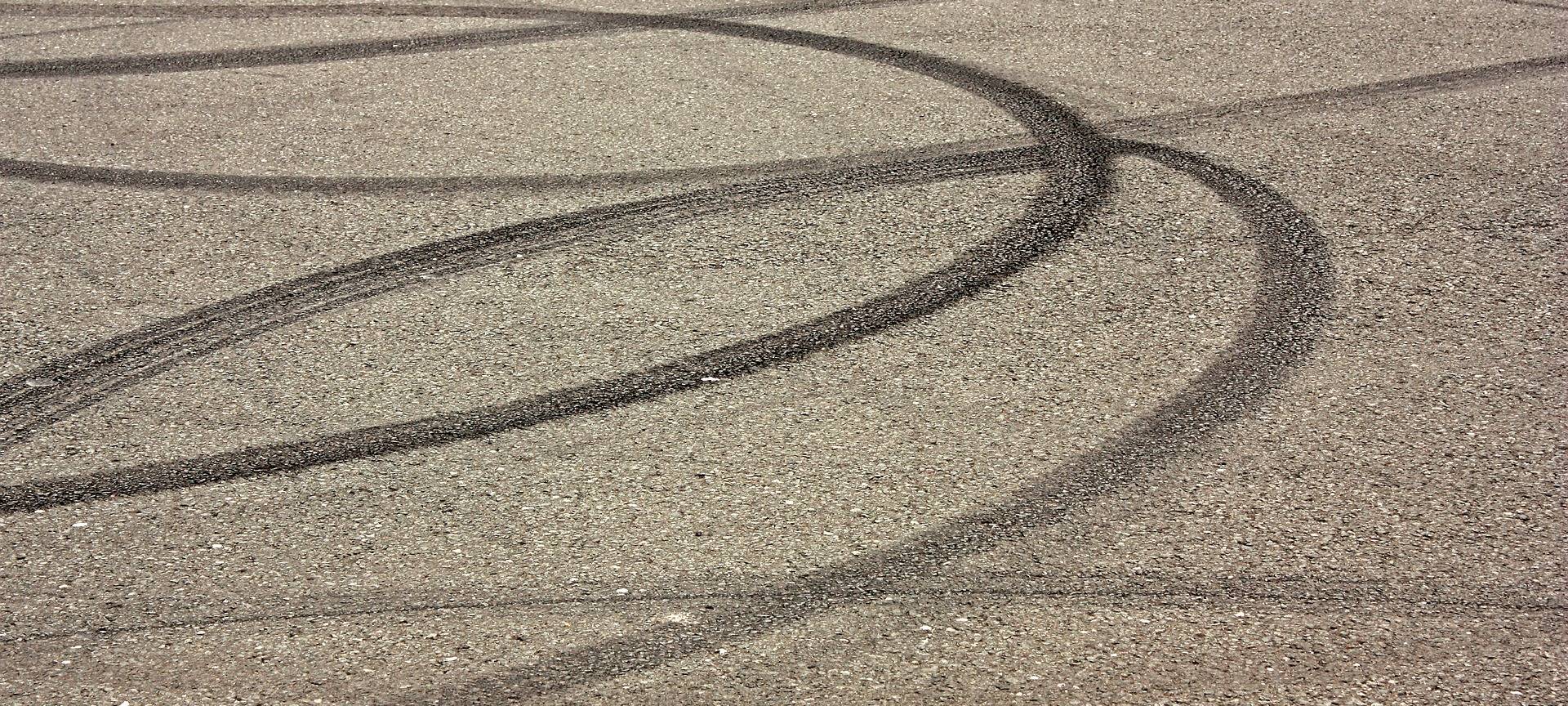 Donut-Drift: BMW-Fahrer rammt Anhänger und flüchtet