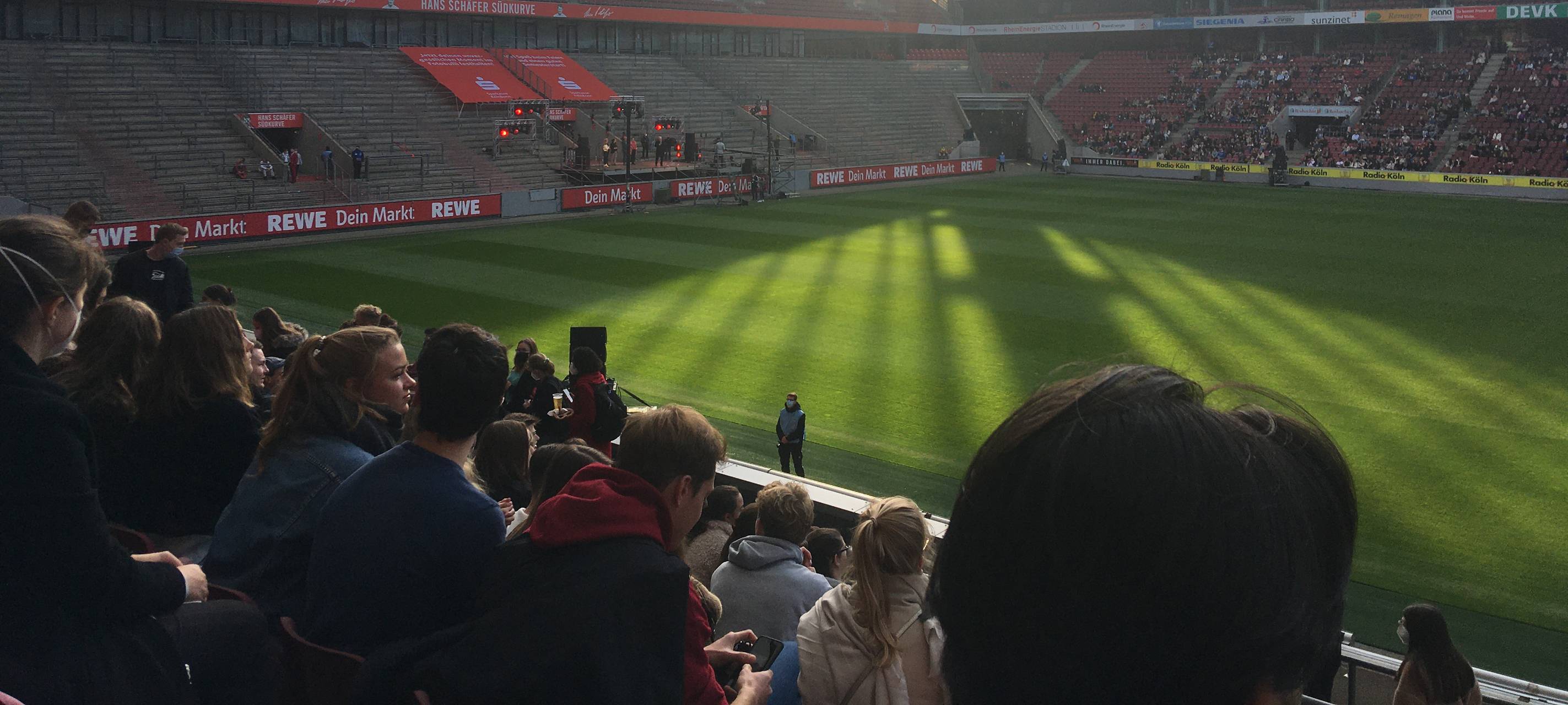 Studierende beginnen Wintersemester im RheinEnergieStadion