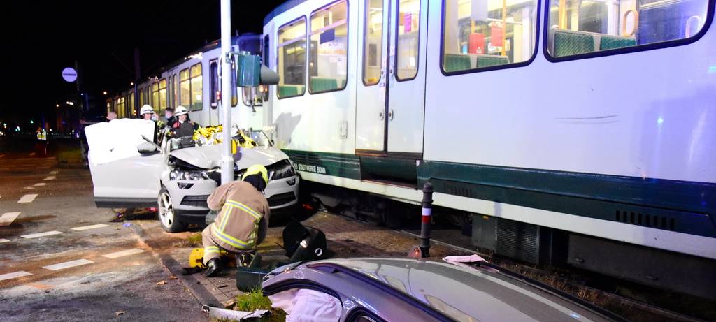 Auto kollidiert mit Stadtbahn