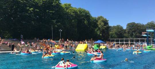 Abkühlung am Wochenende: Freibad statt Rheinufer