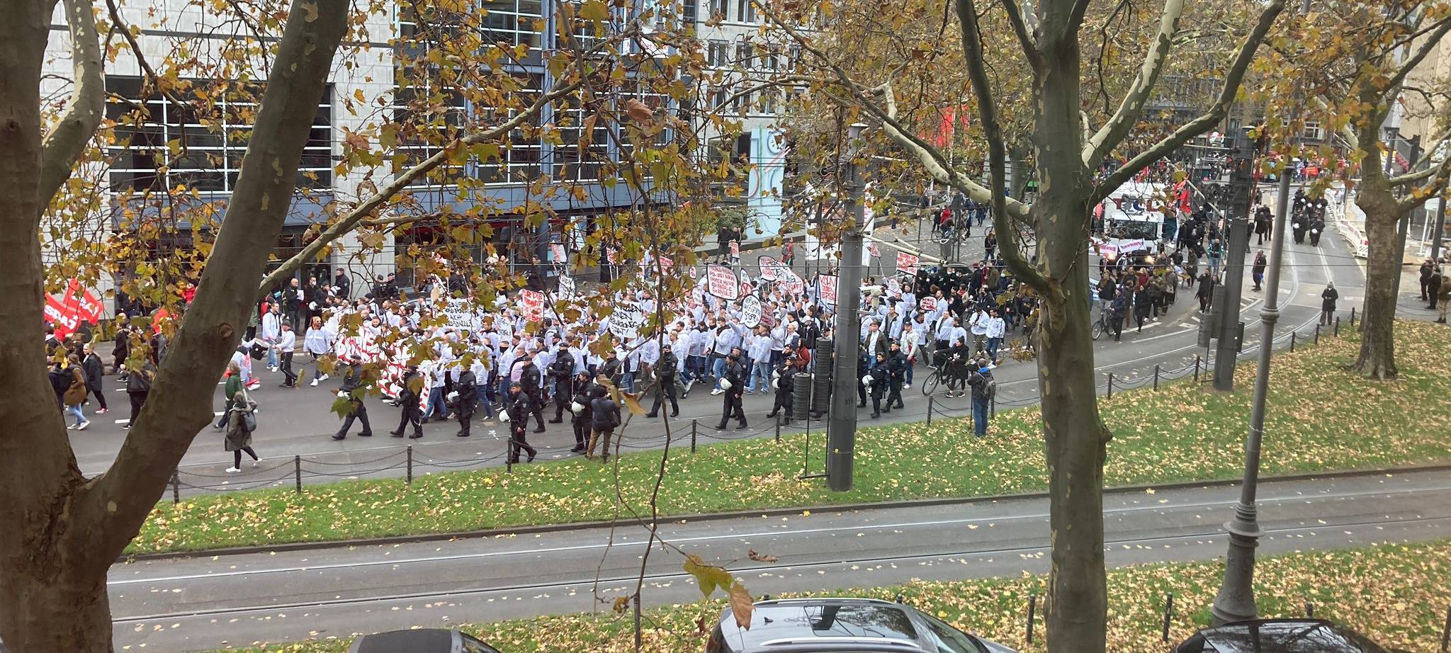 Groß-Demo zieht friedlich durch Kölner City