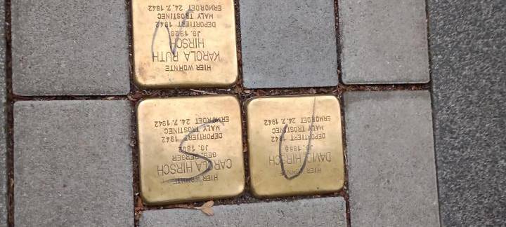 Stolpersteine mit rechtsradikalem Kürzel beschmiert