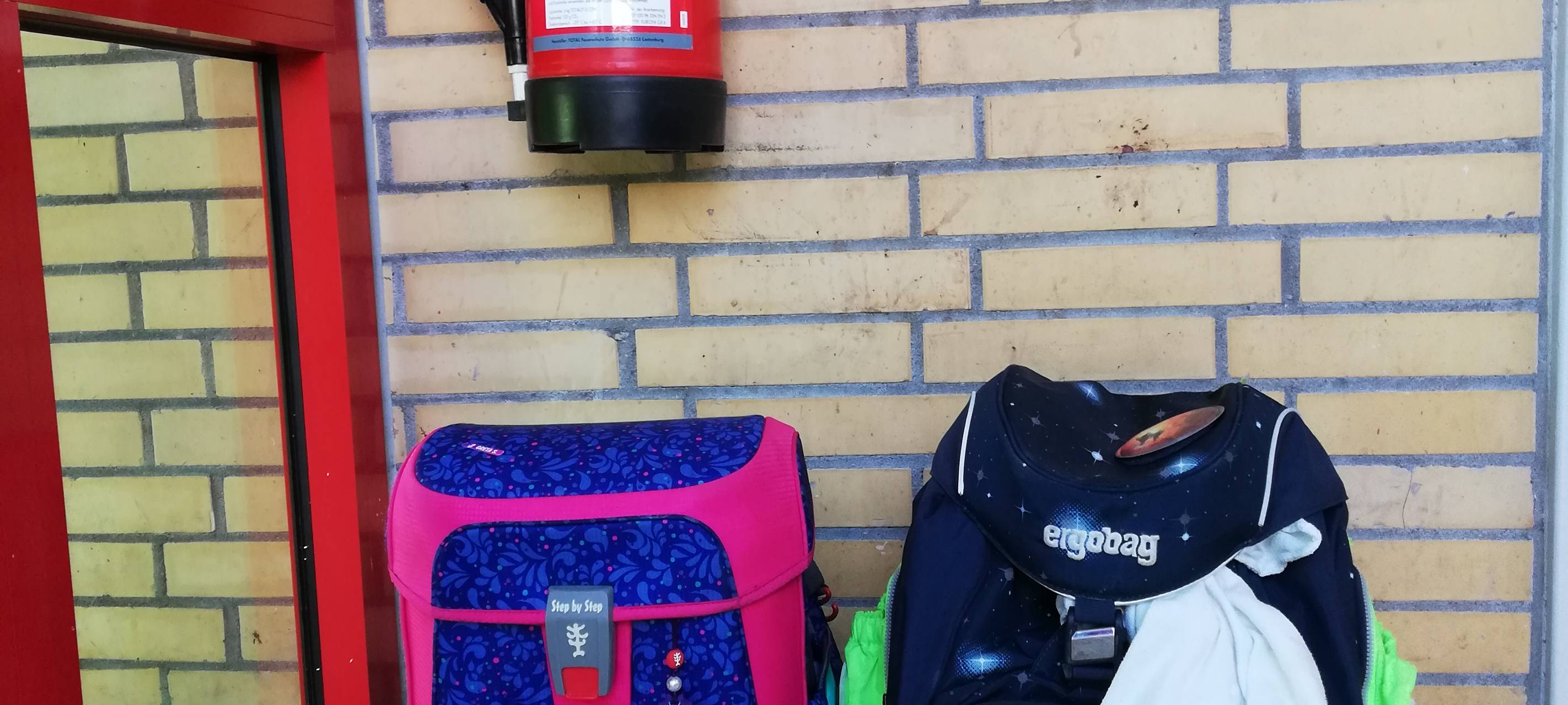 Weiße Flaggen an Kölner Schulranzen