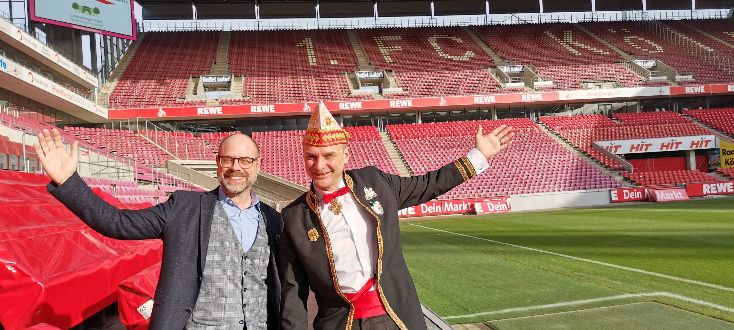 Rosenmontagszug zieht durchs Stadion