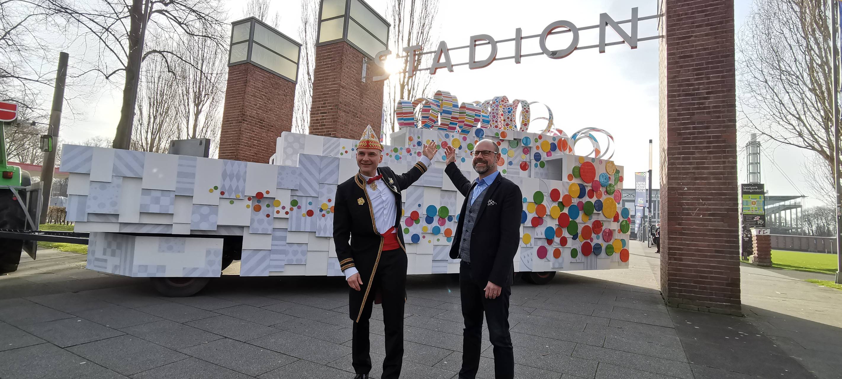 Rosenmontagszug zieht durchs Stadion
