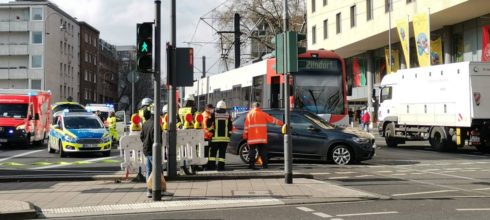 Straßenbahn der Linie 7 kollidiert mit PKW