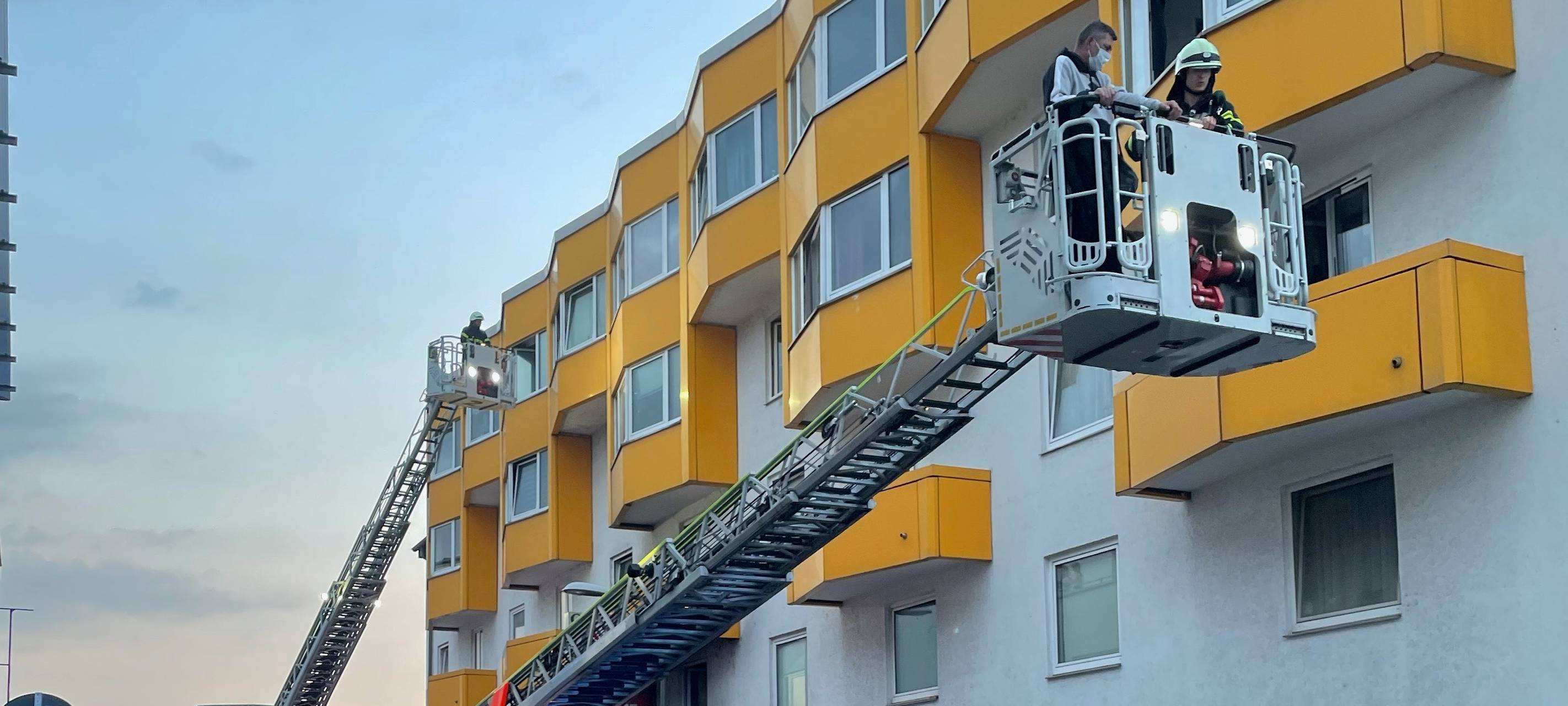 Wohnungen nach Müllcontainerbrand in Sülz noch unbewohnbar