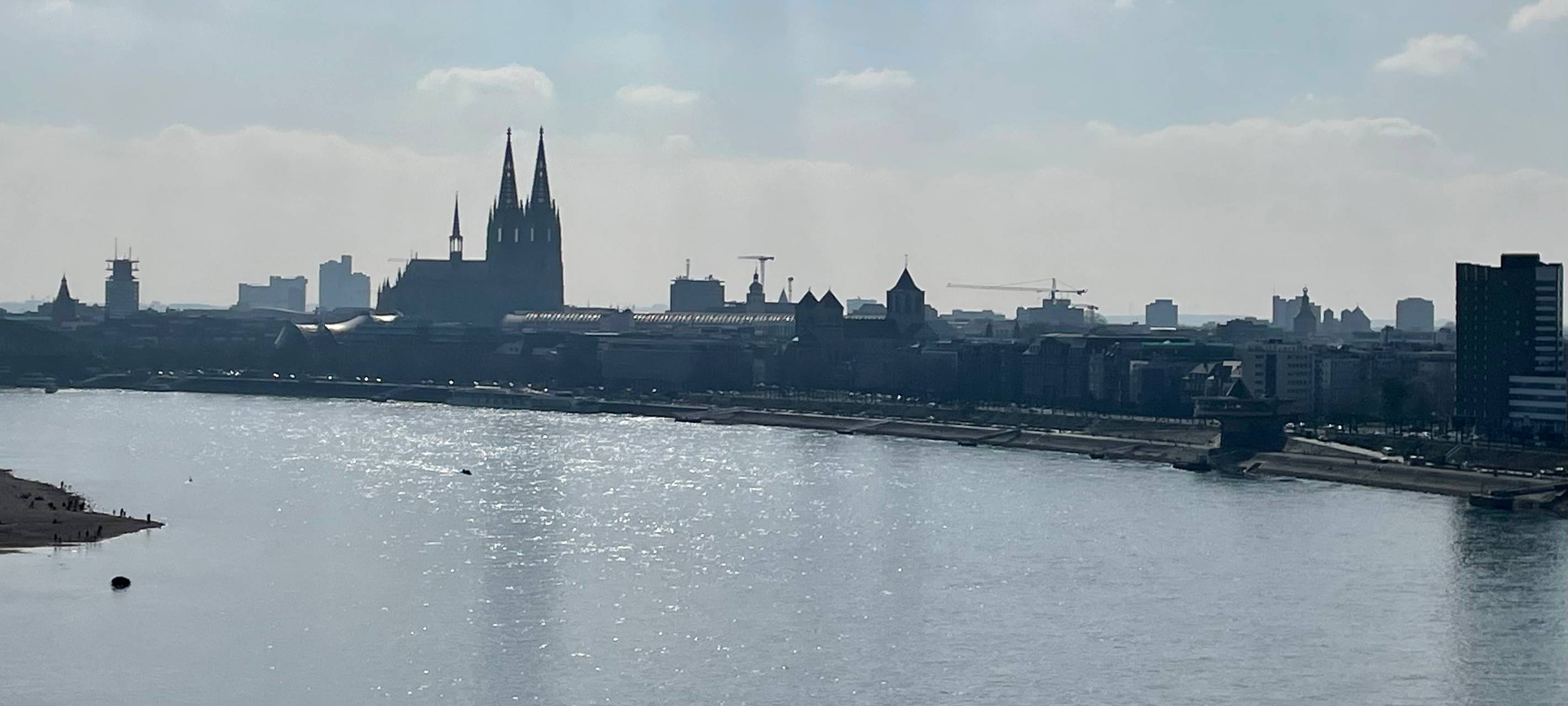 Müllfalle wird im Rhein installiert