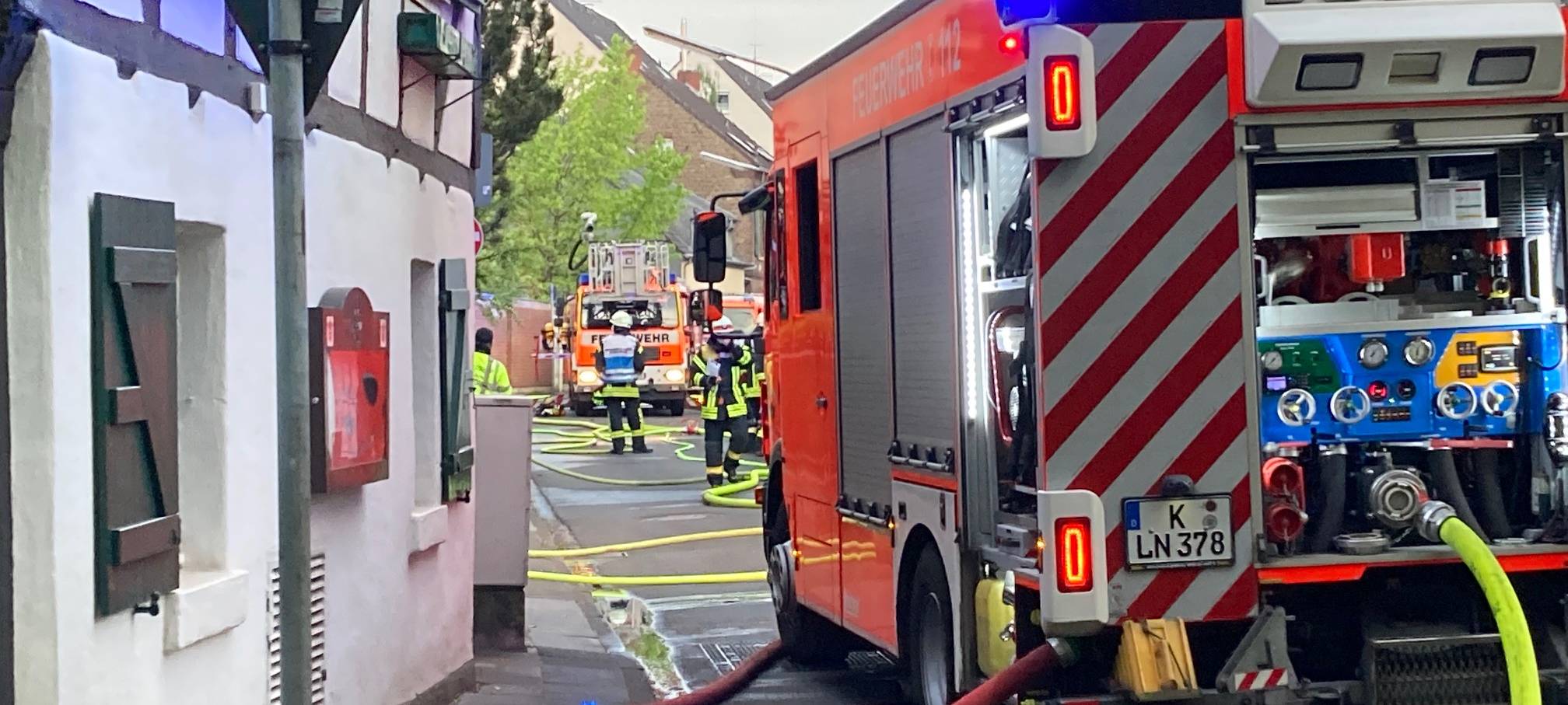 Schuppen brennt – Feuerwehr bringt Anwohnende in Sicherheit