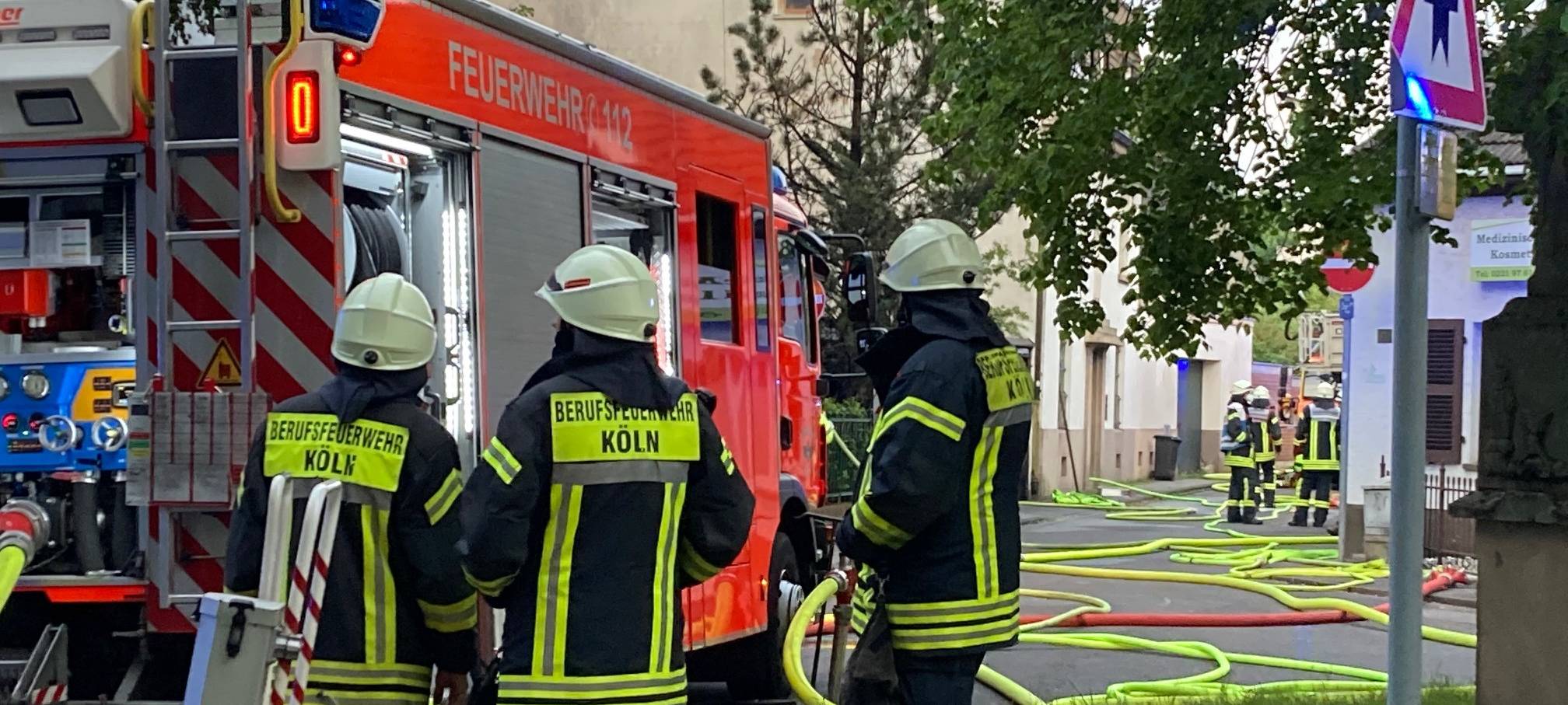 Schuppen brennt – Feuerwehr bringt Anwohnende in Sicherheit