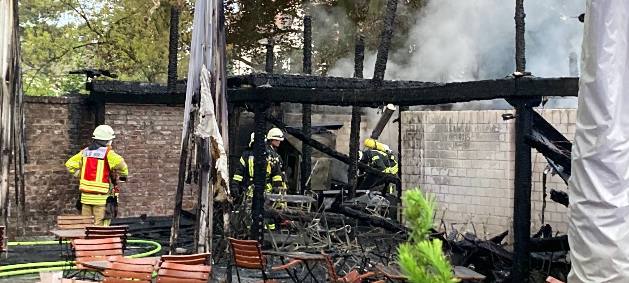 Schuppen brennt – Feuerwehr bringt Anwohnende in Sicherheit