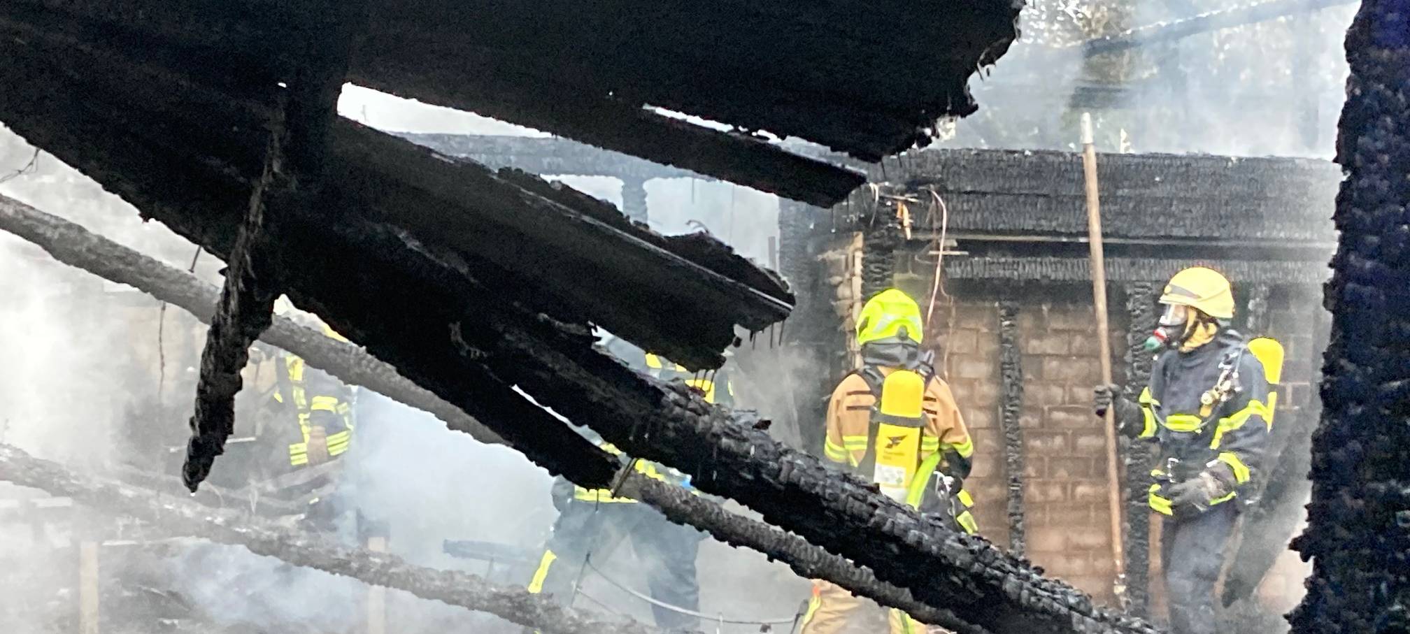 Schuppen brennt – Feuerwehr bringt Anwohnende in Sicherheit