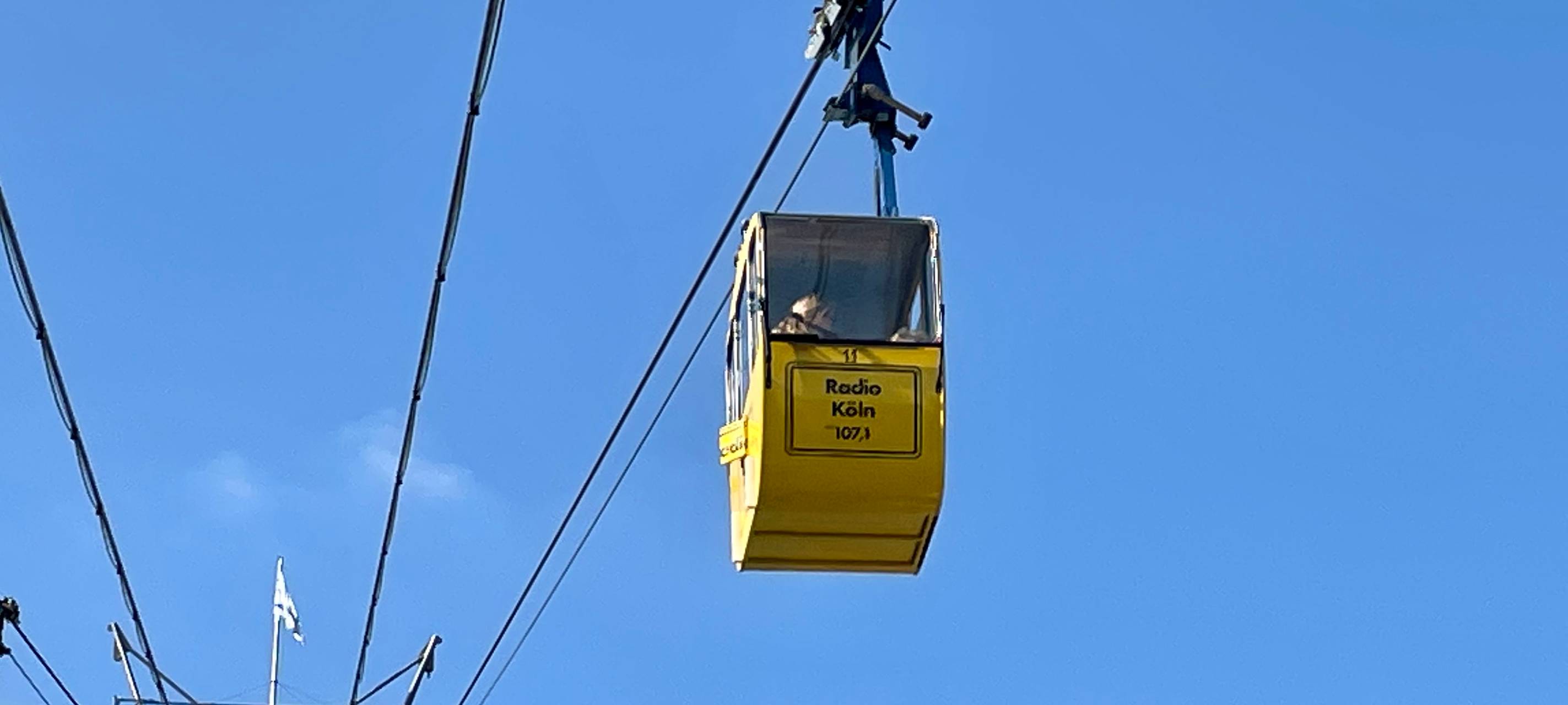 Kölner Seilbahn fährt bei Nacht