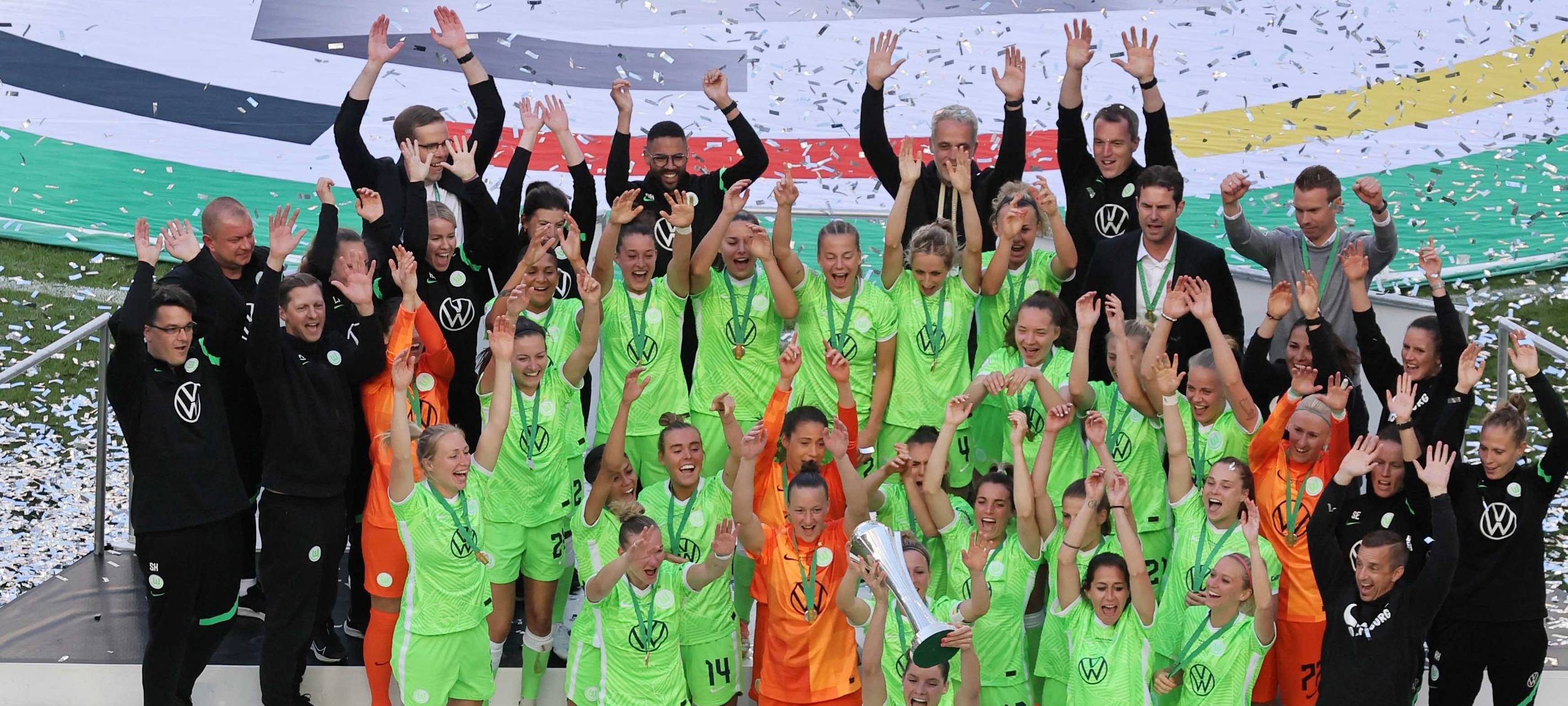 Wolfsburgerinnen feiern DFB-Sieg in Köln