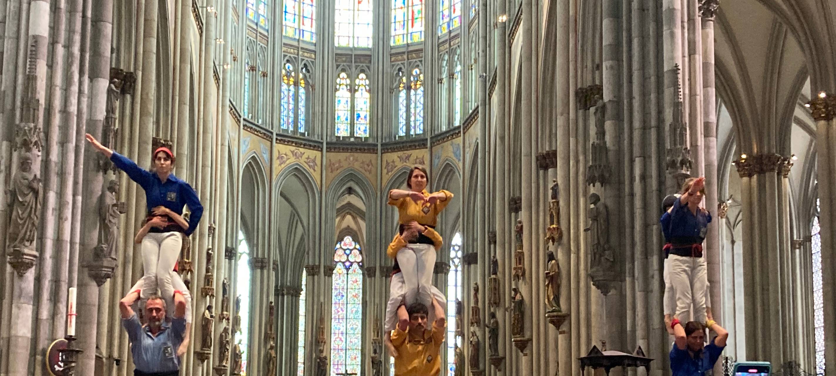 Zusammen stark: Menschentürme am Dom