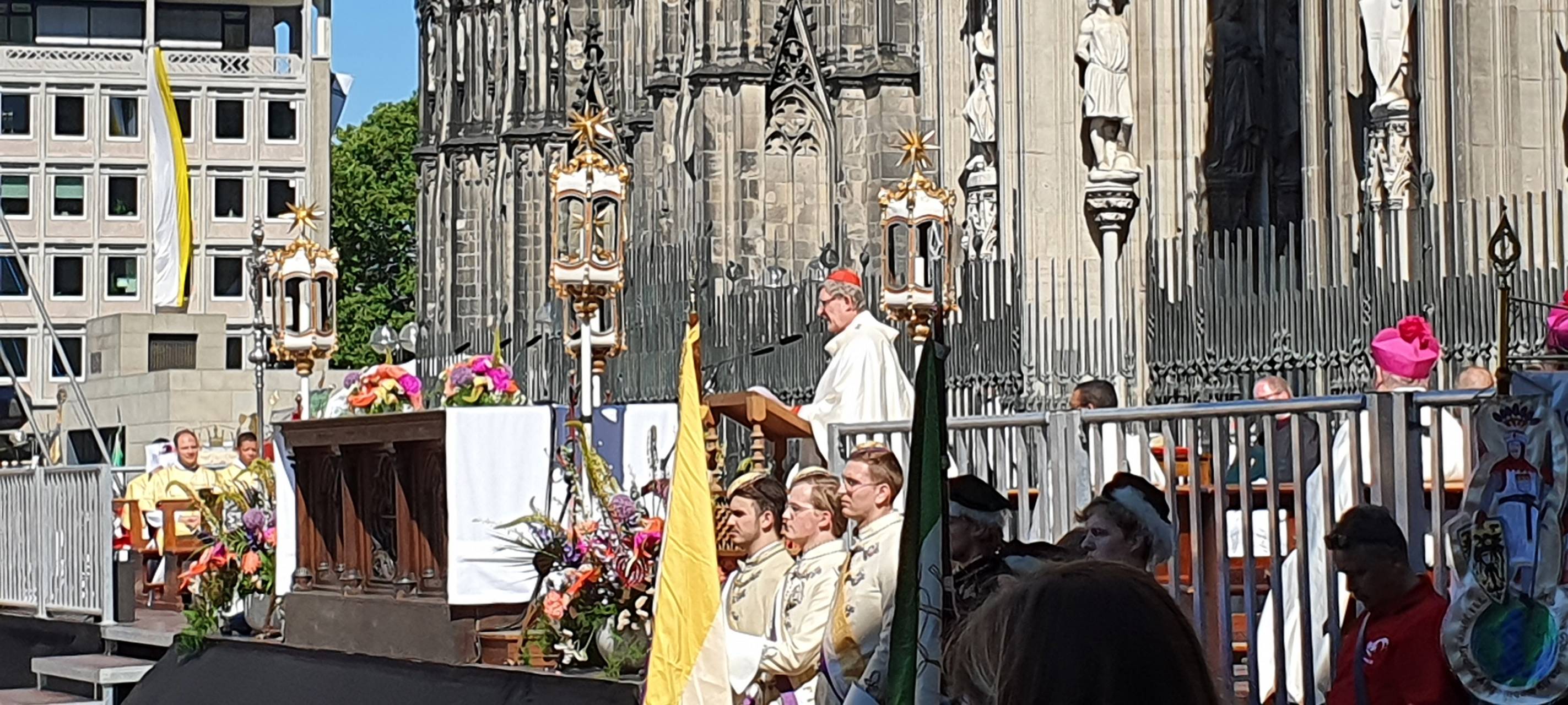 Fronleichnam: Messe am Dom und Prozession auf dem Rhein