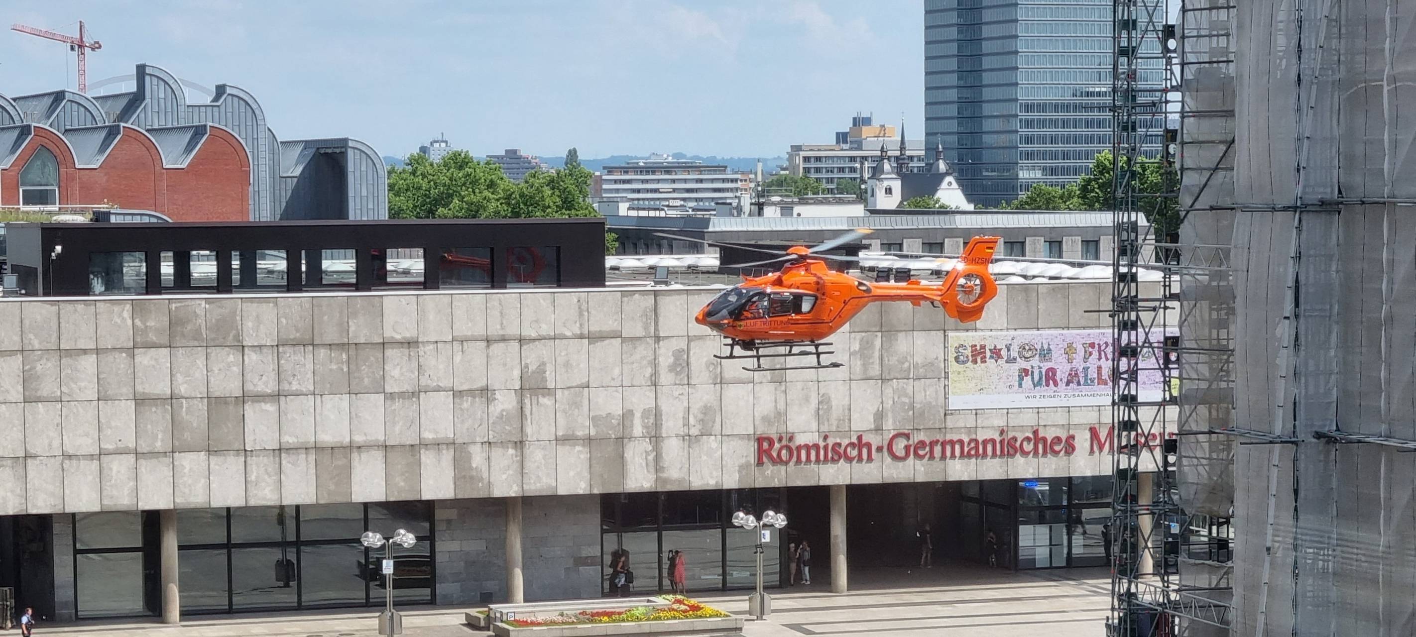 Rettungshubschrauber am Kölner Dom
