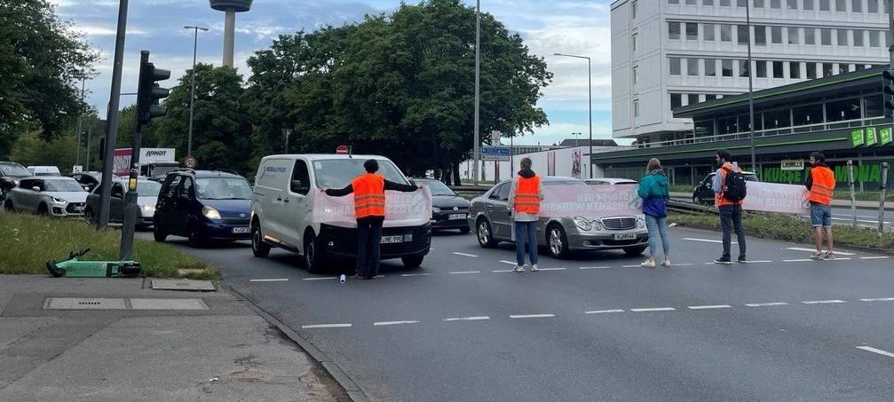 „Letzte Generation“ klebt sich erneut auf Innere Kanalstraße