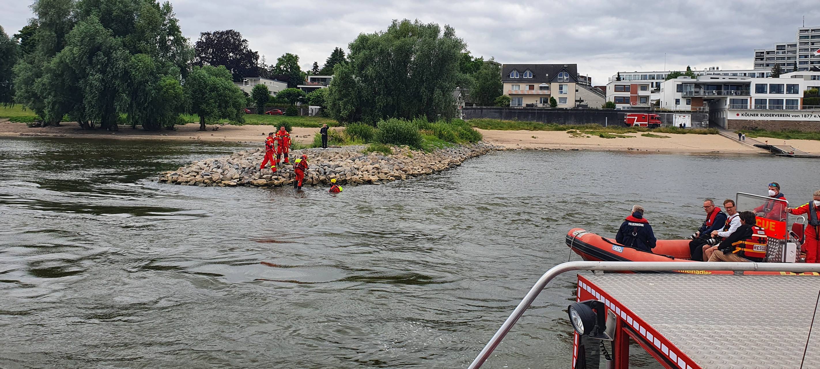 Feuerwehr zeigt bei Übung Gefahren im Rhein