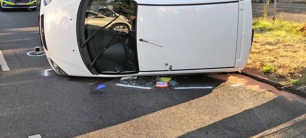 Taxi nach Unfall in Kalk auf Seite gekippt