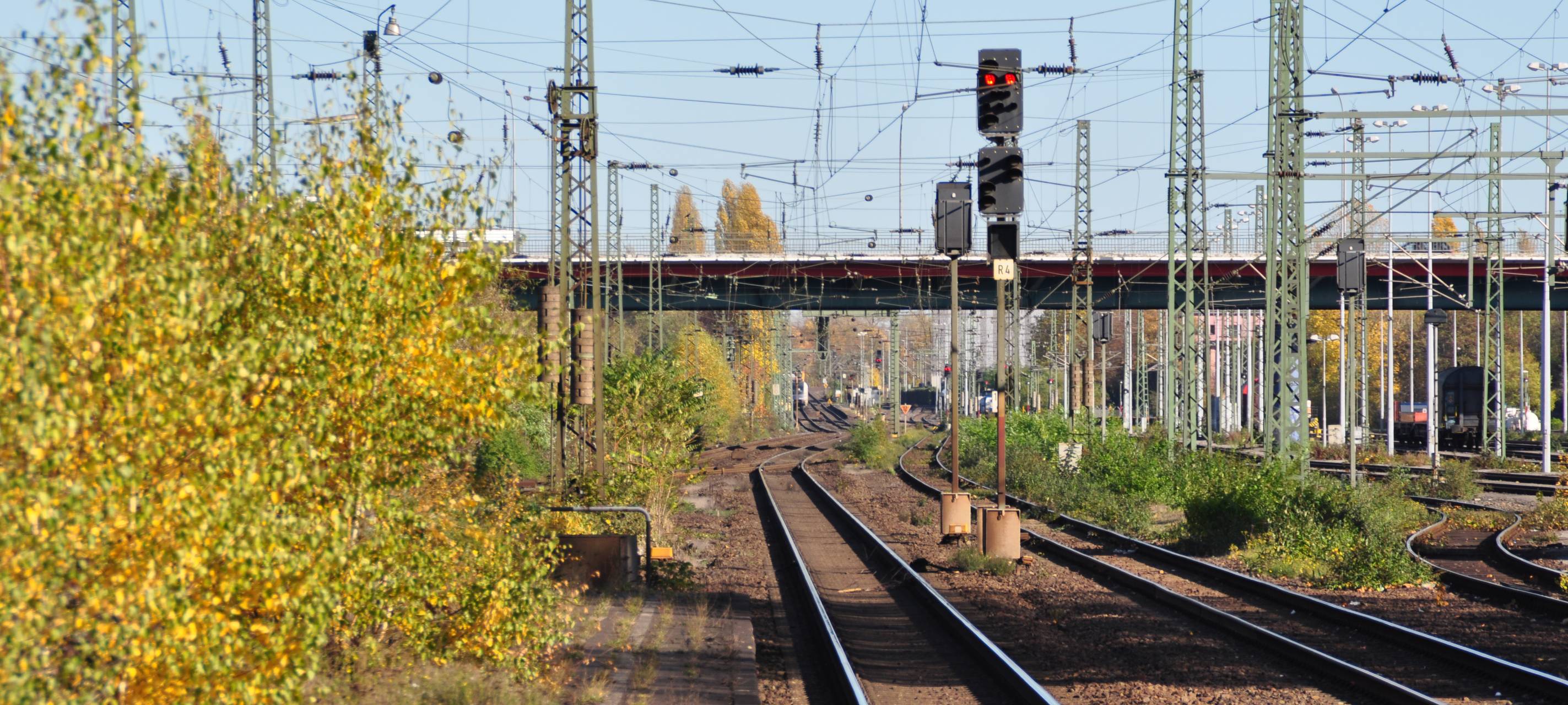 Unbekannte werfen Gegenstände auf Bahngleise