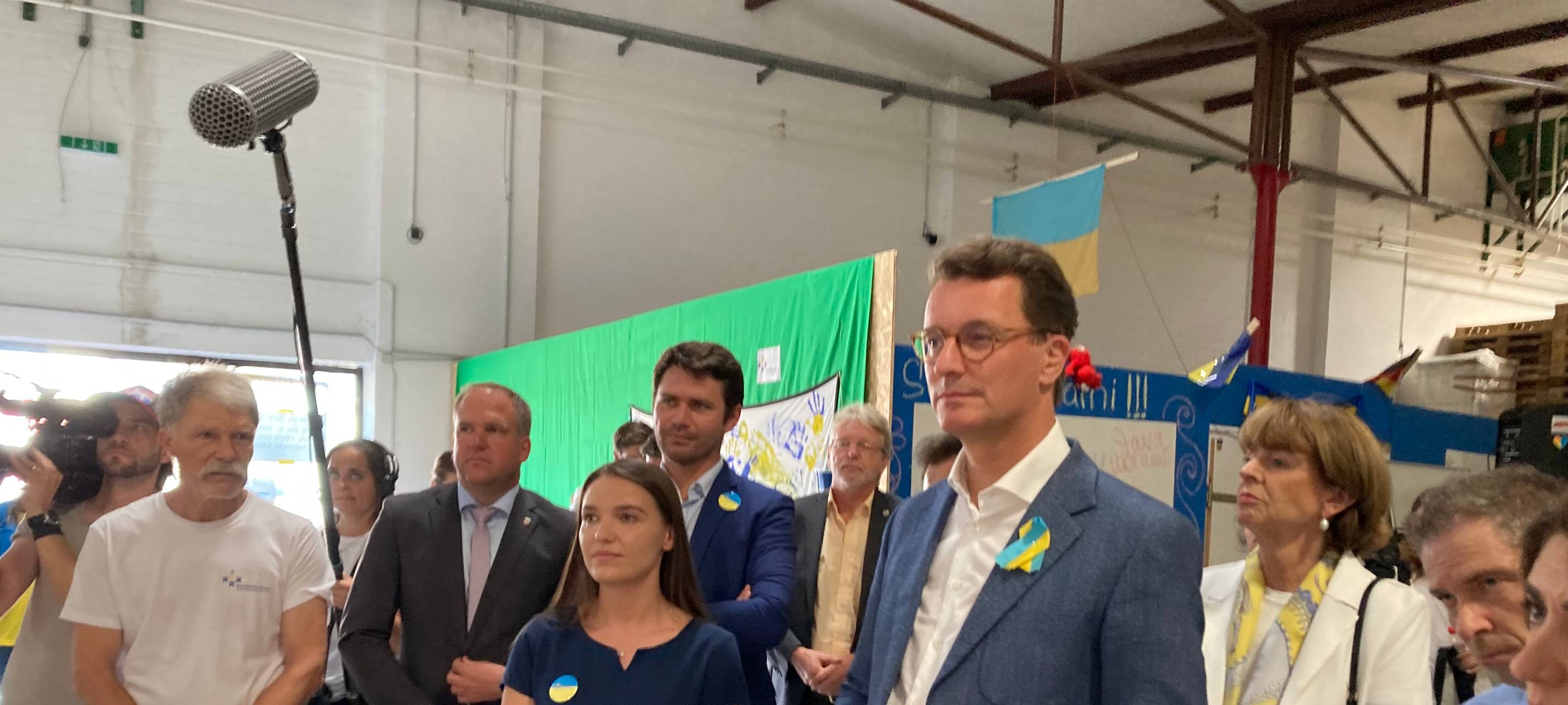 Wüst besucht Spendenlager für die Ukraine