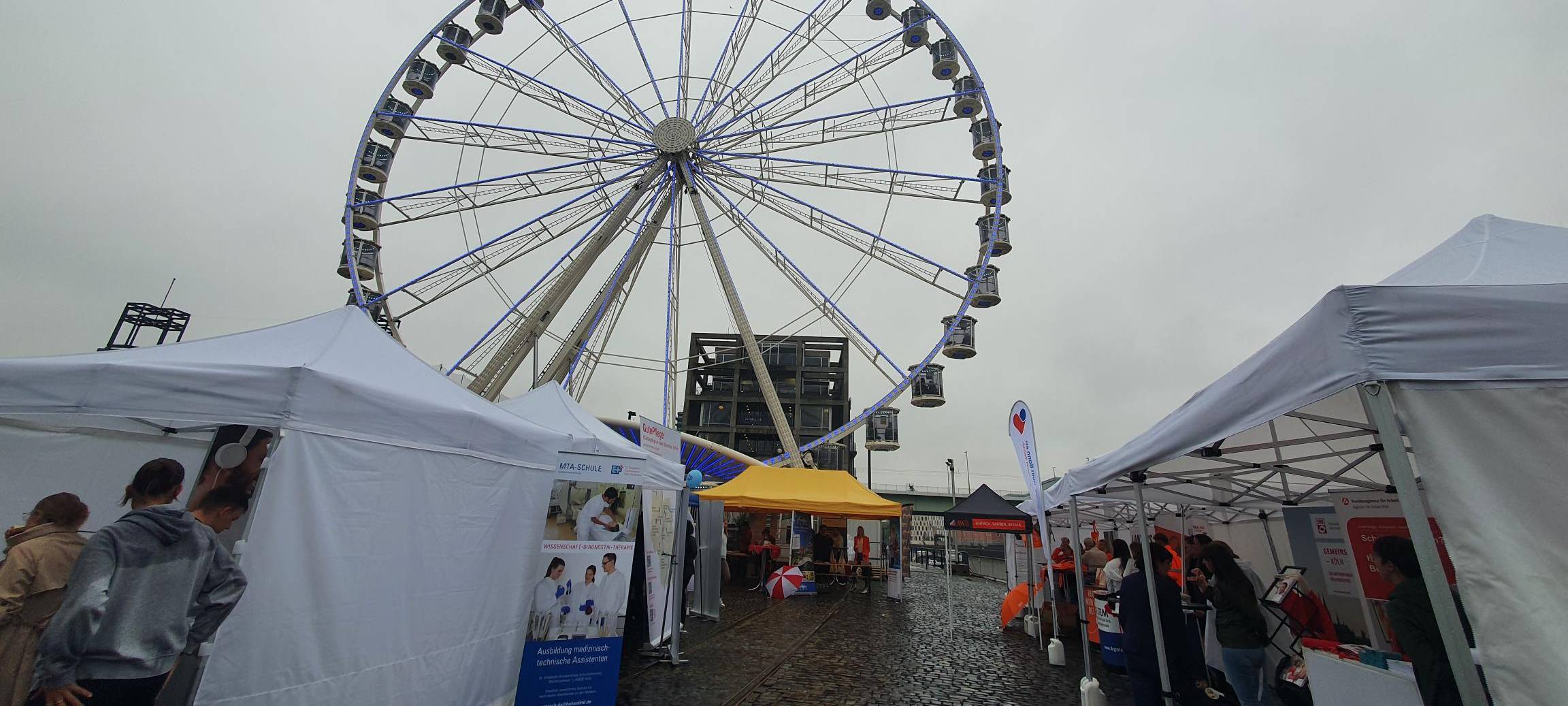 Berufsberatung im Riesenrad für Kölner Schulklassen
