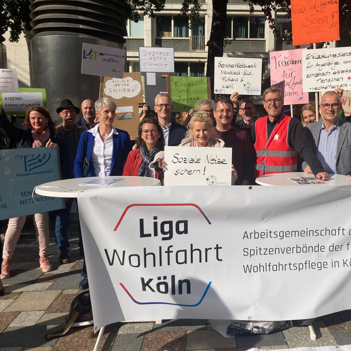 Zu wenig Geld: Kölner Wohlfahrtsverbände demonstrieren - Radio Köln