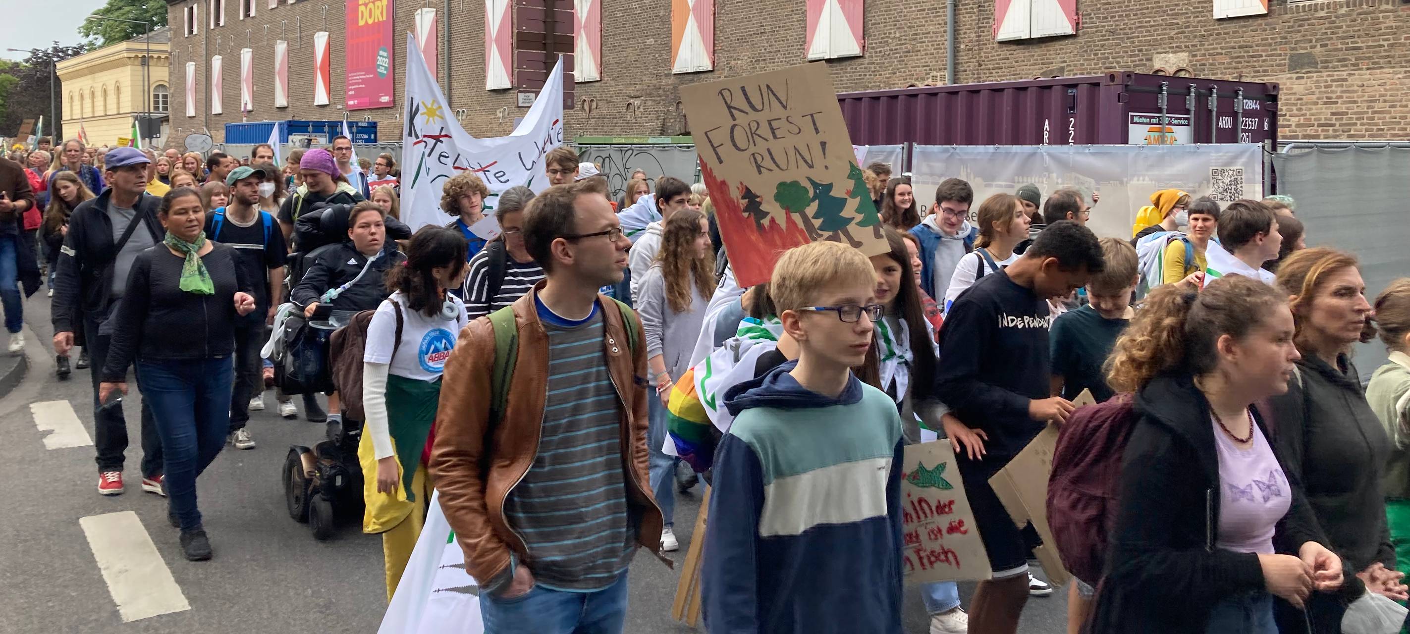 Viele Teilnehmende bei Klimastreik in Kölner Innenstadt
