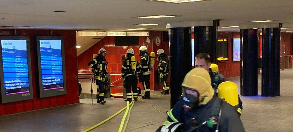 Großeinsatz: Feuer in U-Bahn