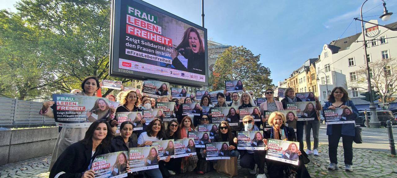 Plakatkampagne für Solidarität mit iranischen Frauen