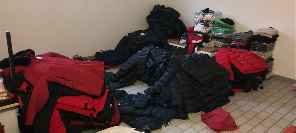 18-Jähriger verkauft gefälschte Klamotten auf Flohmarkt