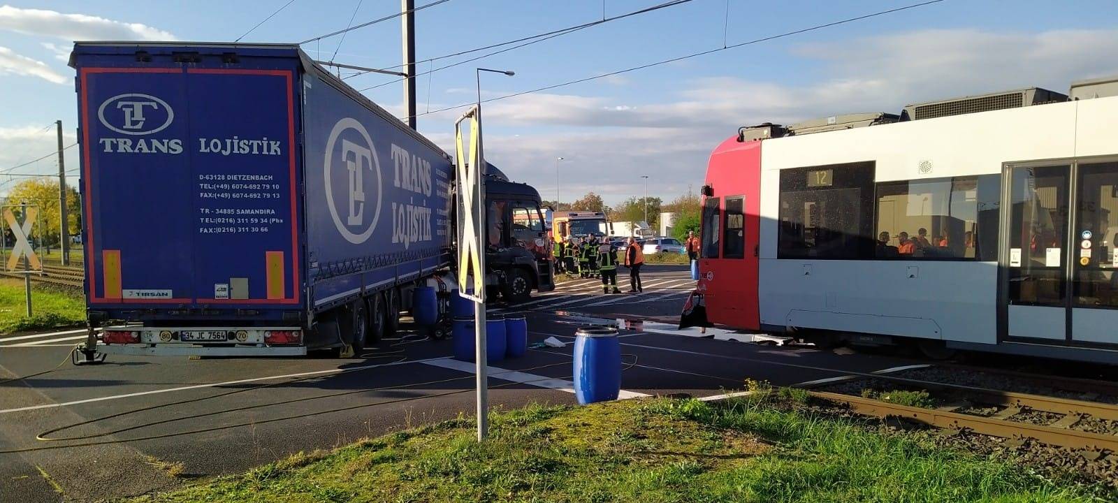 KVB-Bahn in Niehl nach Unfall entgleist
