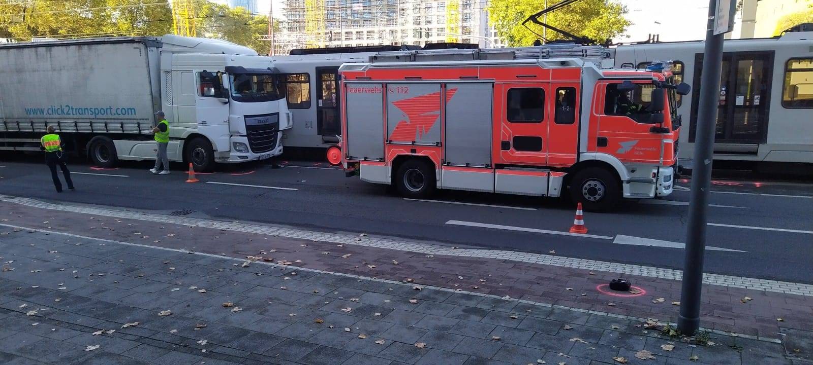 Zusammenprall zwischen KVB-Bahn und LKW in Deutz
