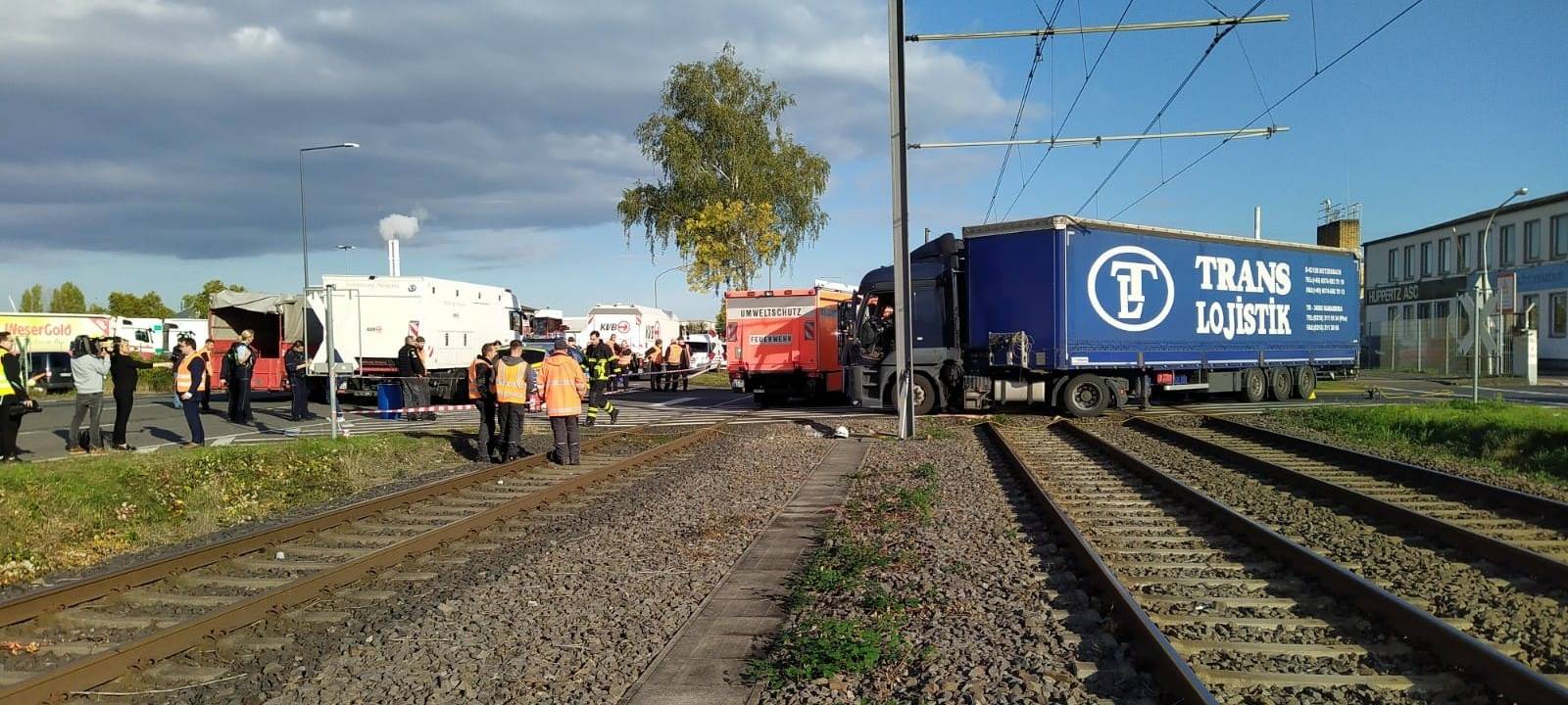 KVB-Bahn in Niehl nach Unfall entgleist